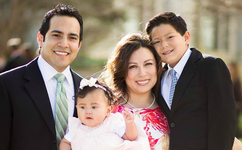 Зображена сім'я мормонів, які розповідають про свою віру