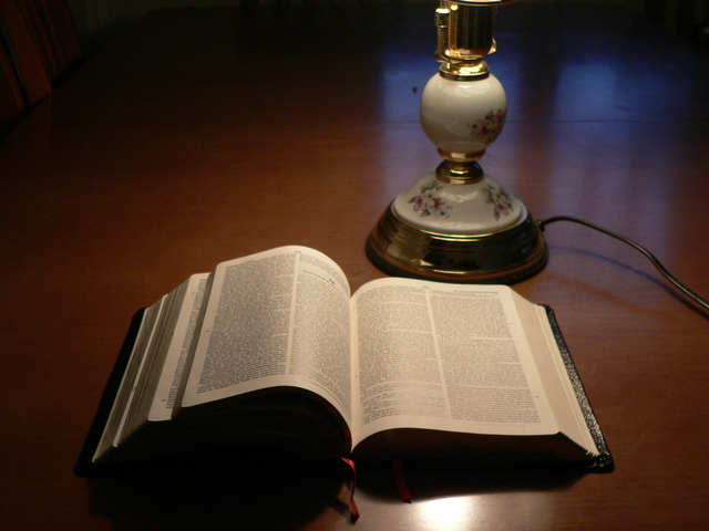 Біблія лежит -на столі