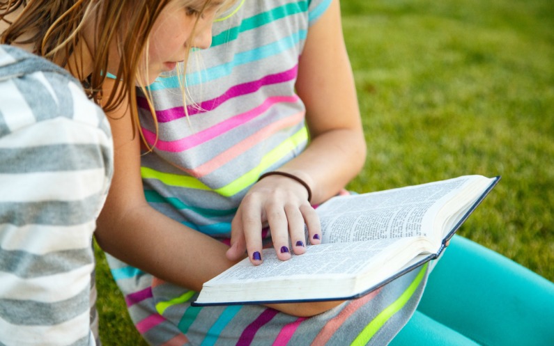 Дівчата-вивчають- Книгу- Мормона