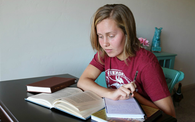 дівчина читає Писання