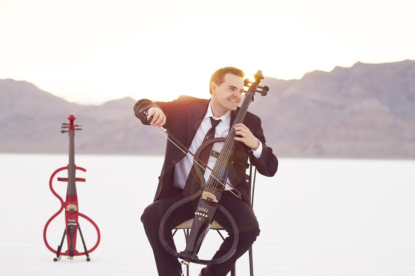 Стівен Шарп Нельсон грає на віолончелі позуючи для фото. Нельсон використовує свою музику, щоб бути кращим членом церкви-місіонером. (Стівен Шарп Нельсон)