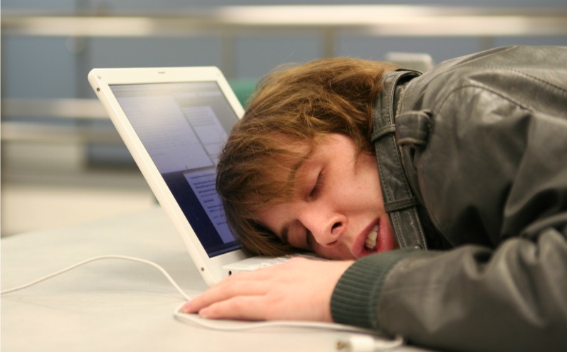 хлопець заснув перед ноутбуком
