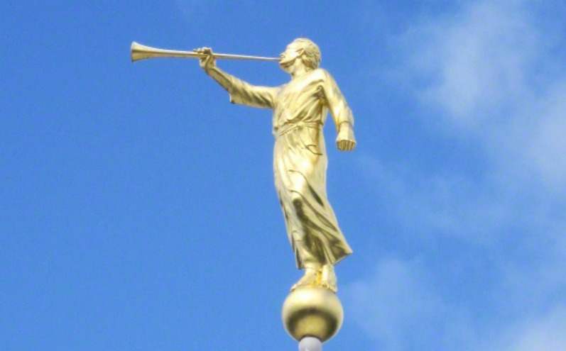 статуя Ангела Моронія на храмах Церкви СОД
